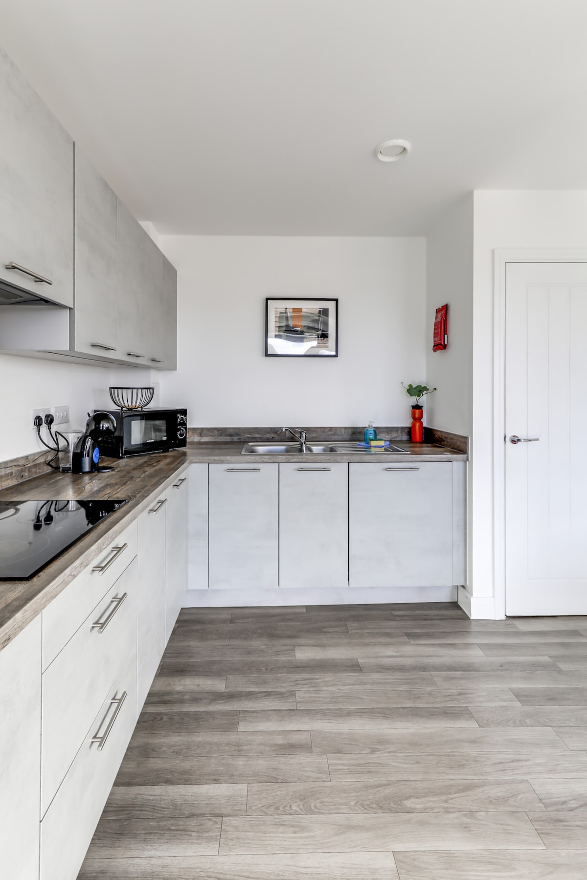Fully equipped kitchen with induction hob and oven