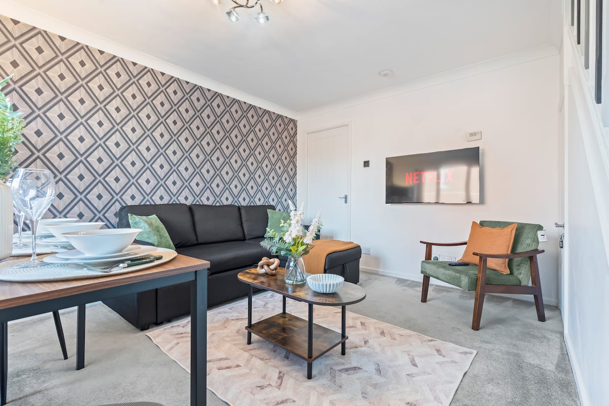 Living and dining area in Coventry 2-bed house with Smart TV