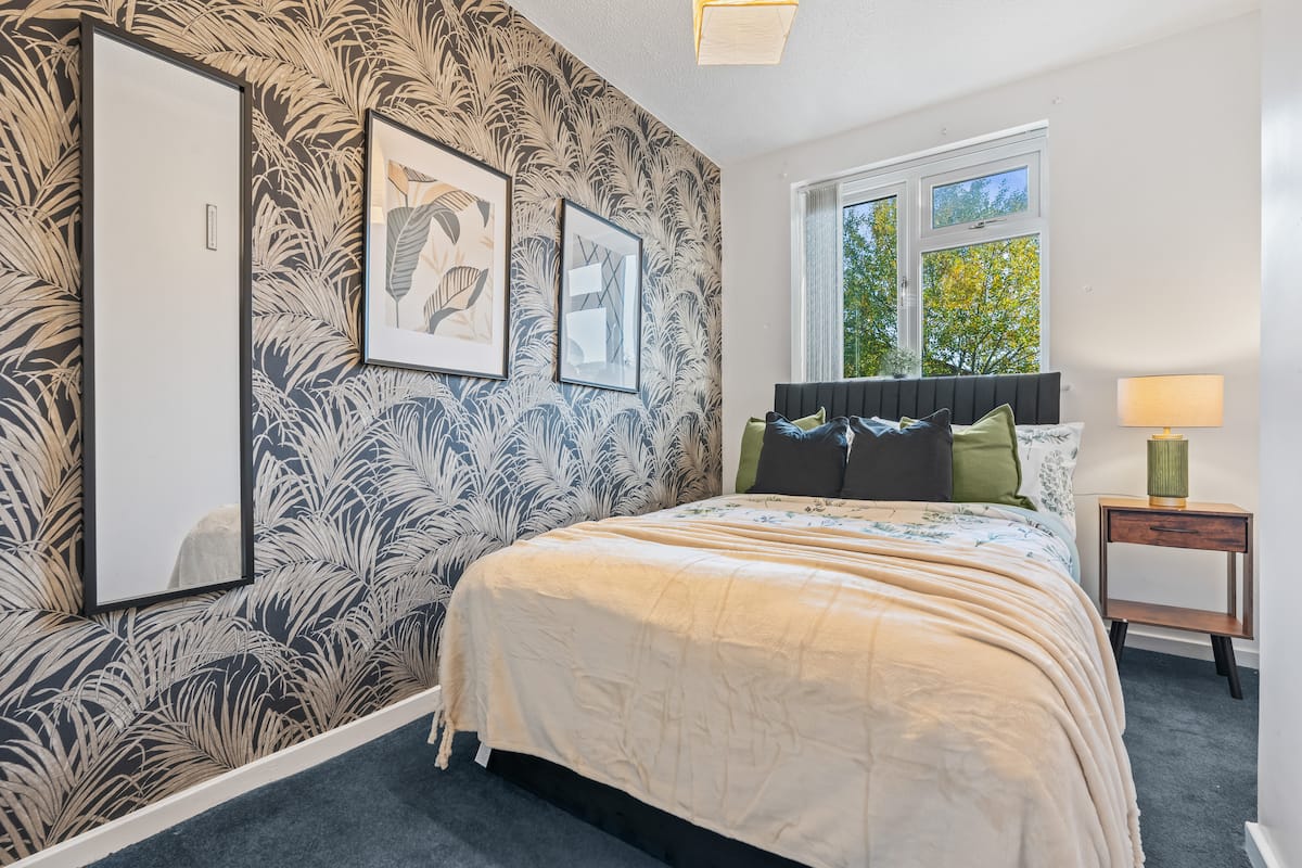 Double bedroom in Coventry 2-bed contractor house