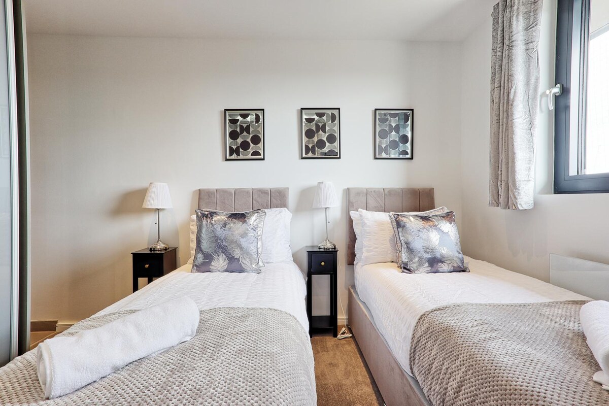 Second bedroom with twin beds in the Chelmsford penthouse
