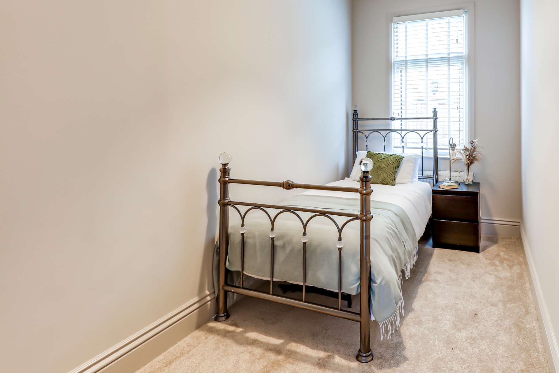Single bedroom with brass bed frame in Southend-on-Sea bungalow