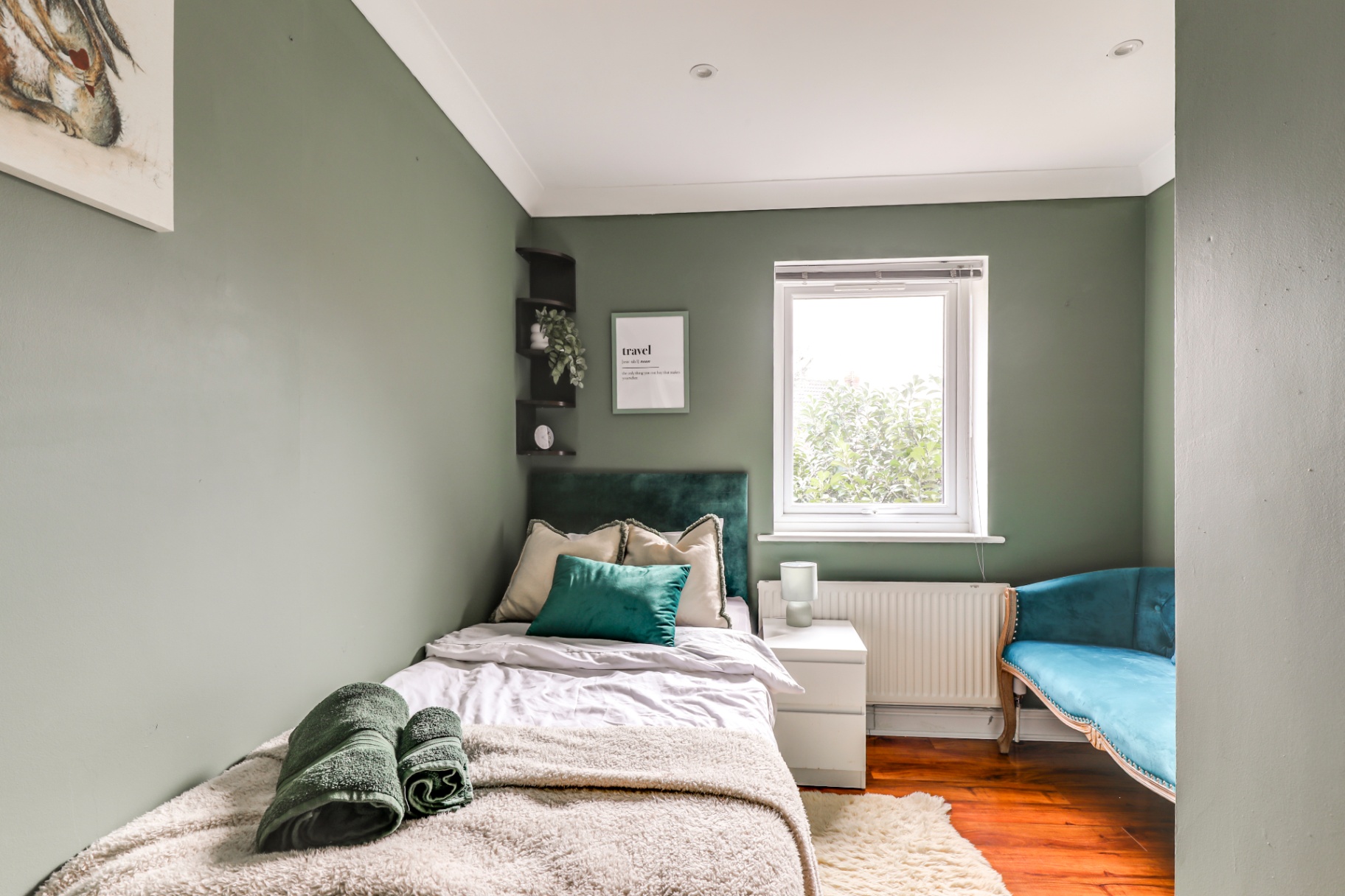 Single bedroom in Wickford 4-bed contractor house